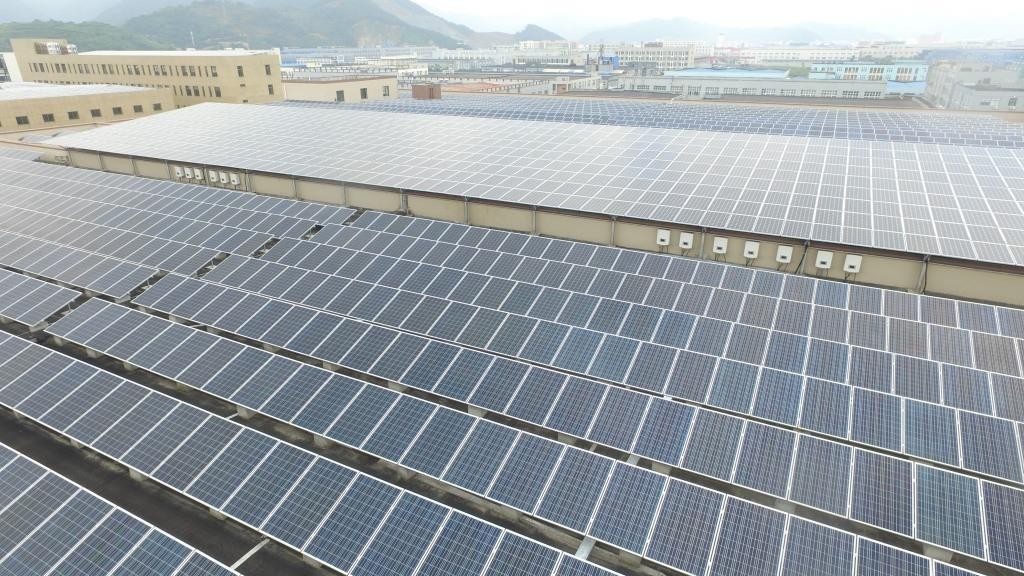 Centrale photovoltaïque industrielle de 1,6 MW sur le toit